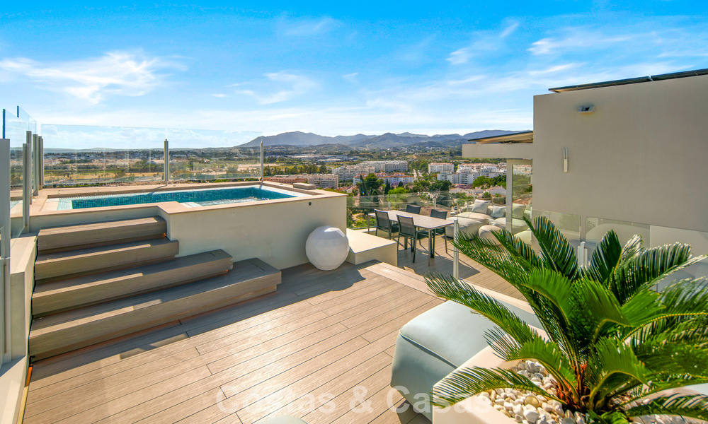 Villa contemporánea de lujo en venta con vistas panorámicas a la montaña y al mar en Nueva Andalucía, Marbella 800913