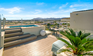 Villa contemporánea de lujo en venta con vistas panorámicas a la montaña y al mar en Nueva Andalucía, Marbella 800913 