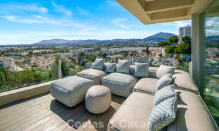 Villa contemporánea de lujo en venta con vistas panorámicas a la montaña y al mar en Nueva Andalucía, Marbella 800915 