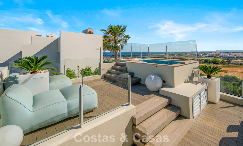 Villa contemporánea de lujo en venta con vistas panorámicas a la montaña y al mar en Nueva Andalucía, Marbella 800917