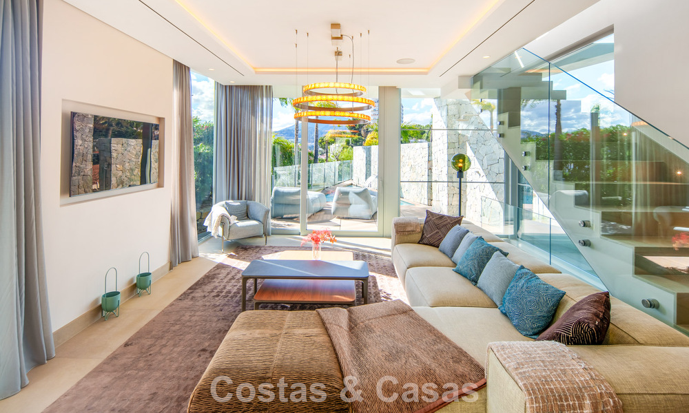 Villa contemporánea de lujo en venta con vistas panorámicas a la montaña y al mar en Nueva Andalucía, Marbella 800919