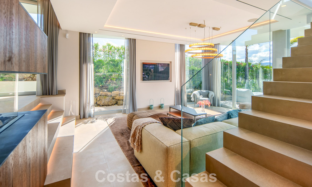 Villa contemporánea de lujo en venta con vistas panorámicas a la montaña y al mar en Nueva Andalucía, Marbella 800920
