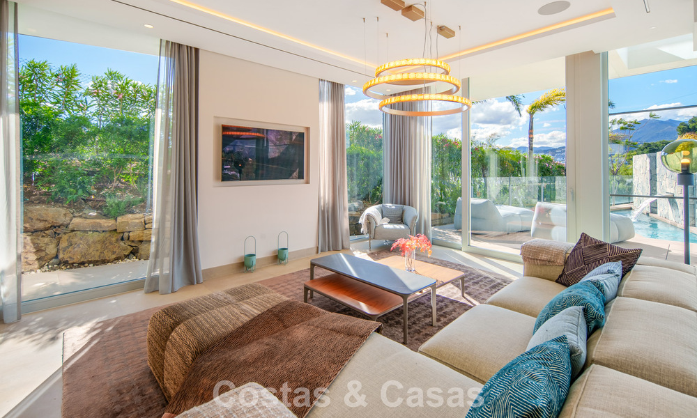 Villa contemporánea de lujo en venta con vistas panorámicas a la montaña y al mar en Nueva Andalucía, Marbella 800921