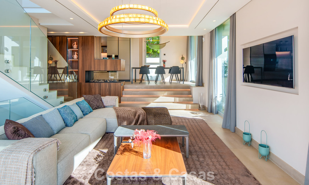 Villa contemporánea de lujo en venta con vistas panorámicas a la montaña y al mar en Nueva Andalucía, Marbella 800922