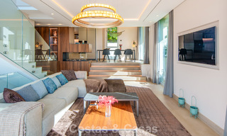 Villa contemporánea de lujo en venta con vistas panorámicas a la montaña y al mar en Nueva Andalucía, Marbella 800922 