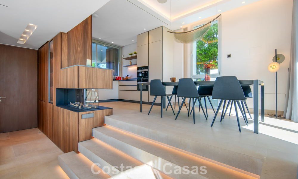 Villa contemporánea de lujo en venta con vistas panorámicas a la montaña y al mar en Nueva Andalucía, Marbella 800923