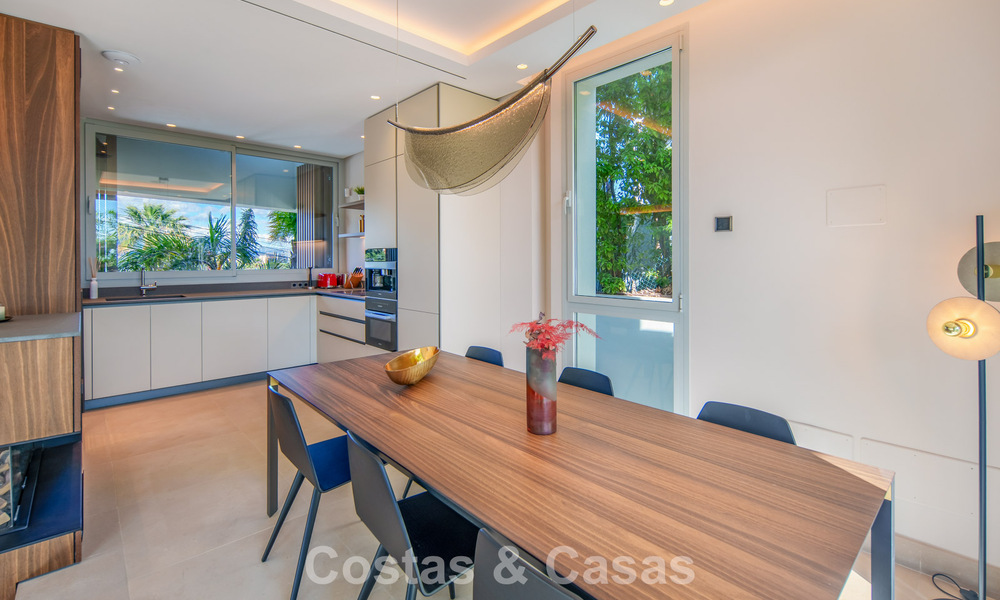 Villa contemporánea de lujo en venta con vistas panorámicas a la montaña y al mar en Nueva Andalucía, Marbella 800924