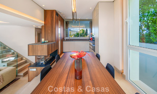 Villa contemporánea de lujo en venta con vistas panorámicas a la montaña y al mar en Nueva Andalucía, Marbella 800925 
