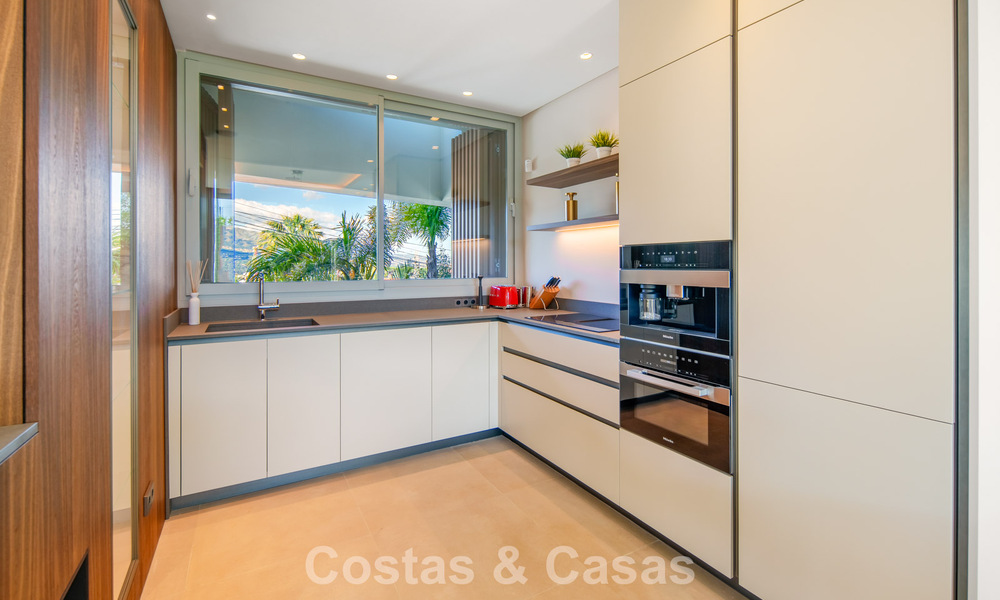 Villa contemporánea de lujo en venta con vistas panorámicas a la montaña y al mar en Nueva Andalucía, Marbella 800926