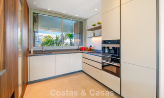 Villa contemporánea de lujo en venta con vistas panorámicas a la montaña y al mar en Nueva Andalucía, Marbella 800926 