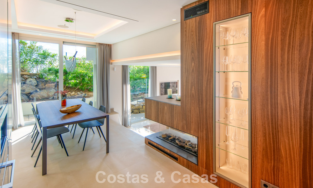 Villa contemporánea de lujo en venta con vistas panorámicas a la montaña y al mar en Nueva Andalucía, Marbella 800928