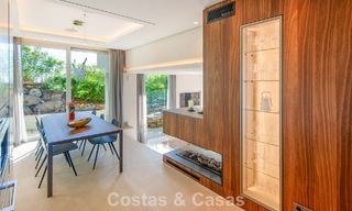 Villa contemporánea de lujo en venta con vistas panorámicas a la montaña y al mar en Nueva Andalucía, Marbella 800928 