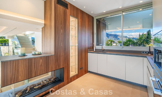 Villa contemporánea de lujo en venta con vistas panorámicas a la montaña y al mar en Nueva Andalucía, Marbella 800929 