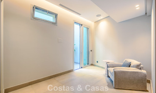 Villa contemporánea de lujo en venta con vistas panorámicas a la montaña y al mar en Nueva Andalucía, Marbella 800934 