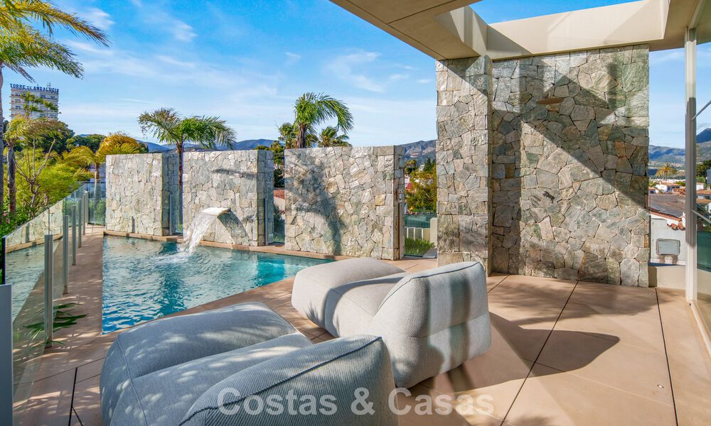 Villa contemporánea de lujo en venta con vistas panorámicas a la montaña y al mar en Nueva Andalucía, Marbella 800938