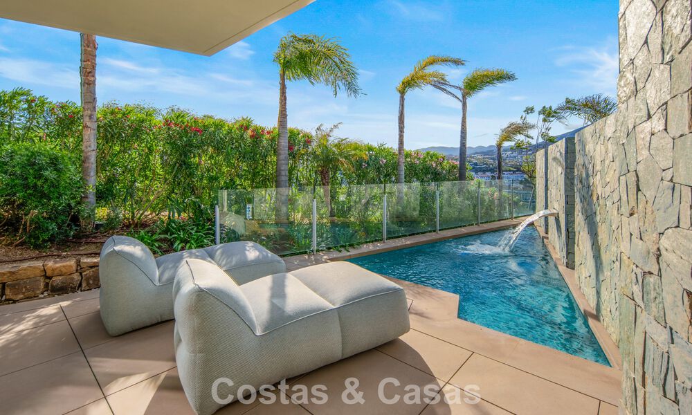 Villa contemporánea de lujo en venta con vistas panorámicas a la montaña y al mar en Nueva Andalucía, Marbella 800939