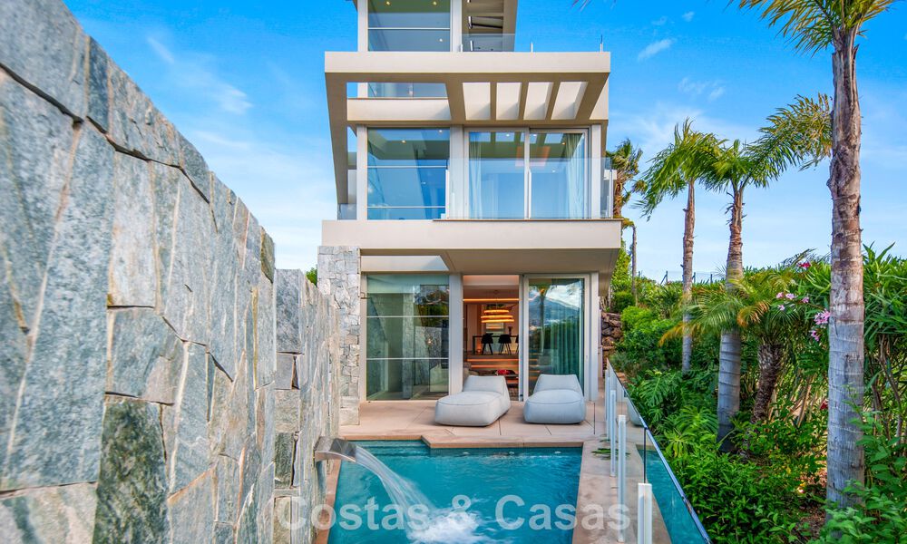 Villa contemporánea de lujo en venta con vistas panorámicas a la montaña y al mar en Nueva Andalucía, Marbella 800940