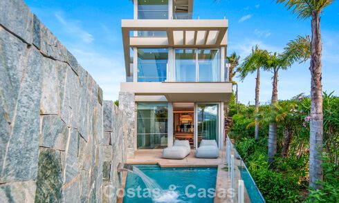 Villa contemporánea de lujo en venta con vistas panorámicas a la montaña y al mar en Nueva Andalucía, Marbella 800940
