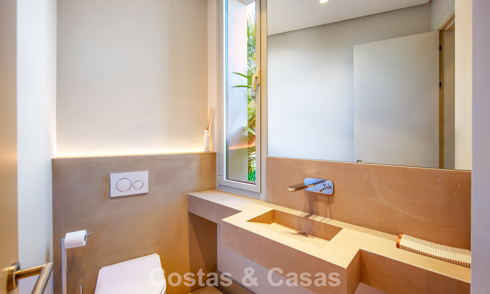 Villa contemporánea de lujo en venta con vistas panorámicas a la montaña y al mar en Nueva Andalucía, Marbella 800941