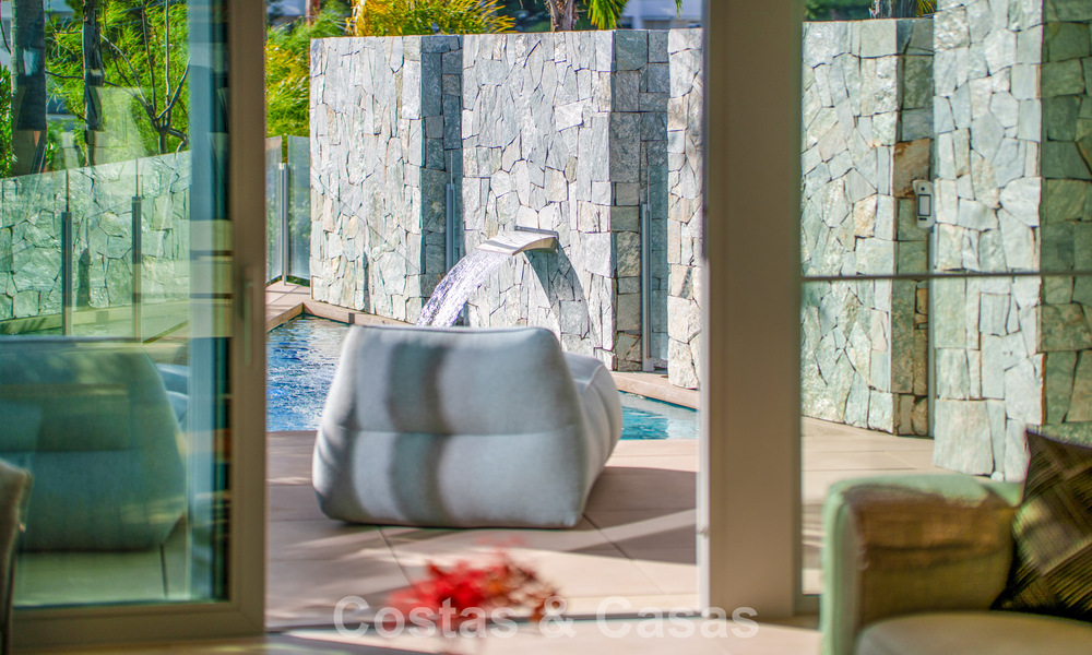 Villa contemporánea de lujo en venta con vistas panorámicas a la montaña y al mar en Nueva Andalucía, Marbella 800942