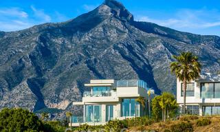 Villa contemporánea de lujo en venta con vistas panorámicas a la montaña y al mar en Nueva Andalucía, Marbella 800944 