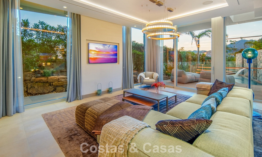 Villa contemporánea de lujo en venta con vistas panorámicas a la montaña y al mar en Nueva Andalucía, Marbella 800945