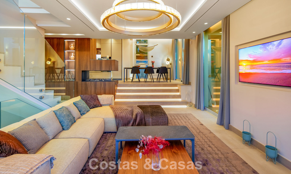 Villa contemporánea de lujo en venta con vistas panorámicas a la montaña y al mar en Nueva Andalucía, Marbella 800946