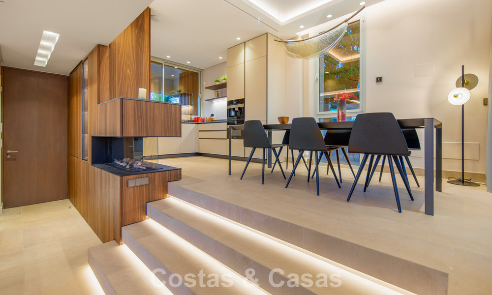 Villa contemporánea de lujo en venta con vistas panorámicas a la montaña y al mar en Nueva Andalucía, Marbella 800947
