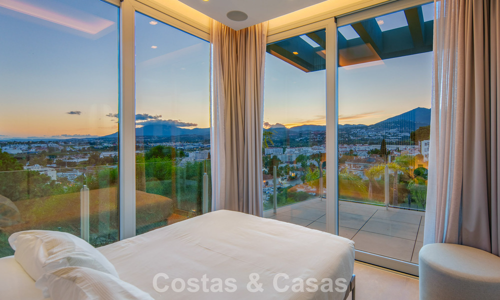 Villa contemporánea de lujo en venta con vistas panorámicas a la montaña y al mar en Nueva Andalucía, Marbella 800948