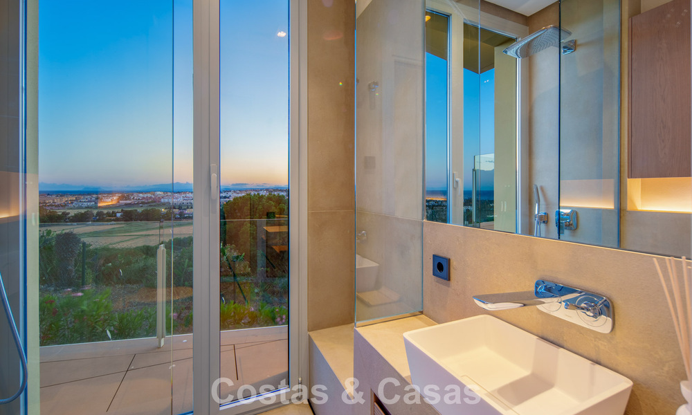 Villa contemporánea de lujo en venta con vistas panorámicas a la montaña y al mar en Nueva Andalucía, Marbella 800949