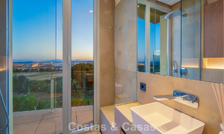 Villa contemporánea de lujo en venta con vistas panorámicas a la montaña y al mar en Nueva Andalucía, Marbella 800949 