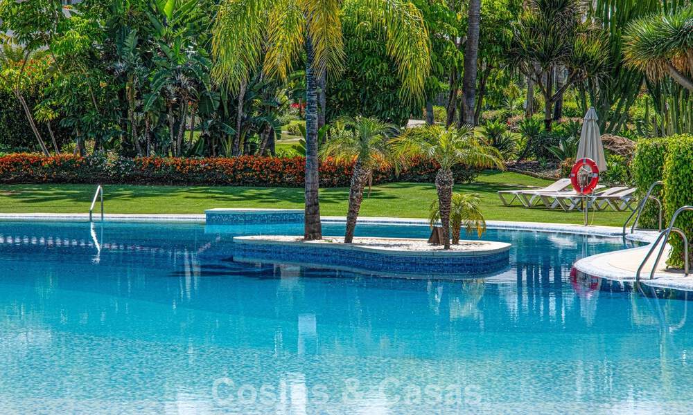 Ático dúplex de alta gama en venta en un exclusivo complejo de golf en Nueva Andalucía, Marbella 800954