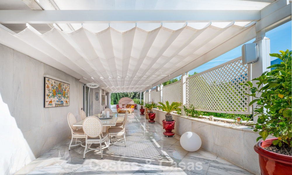 Ático dúplex de alta gama en venta en un exclusivo complejo de golf en Nueva Andalucía, Marbella 800957