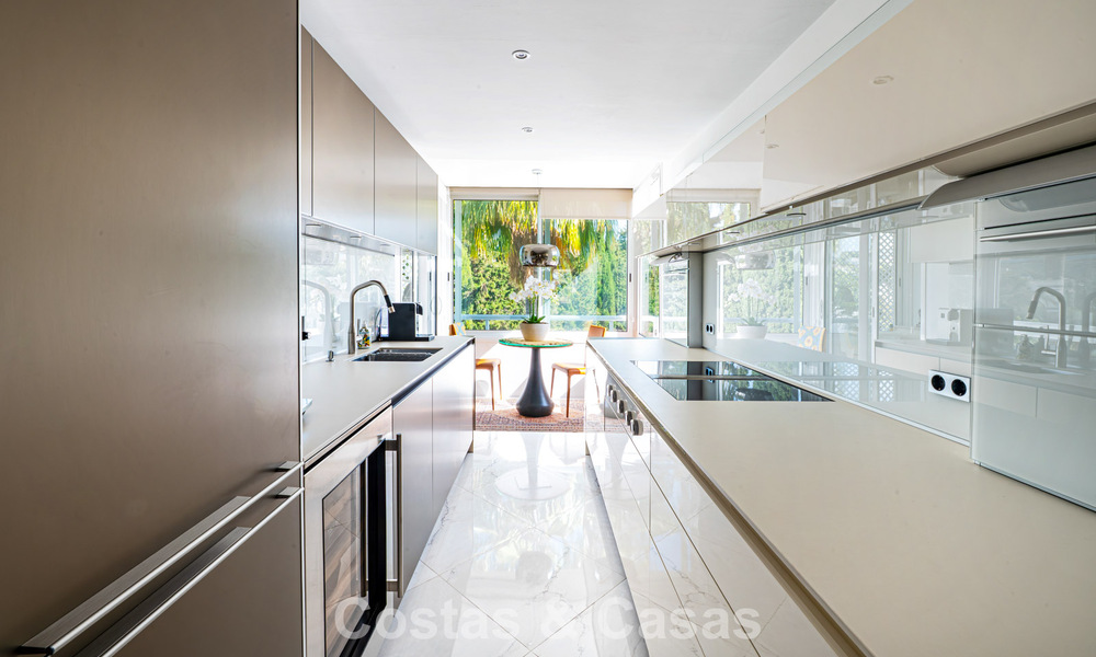 Ático dúplex de alta gama en venta en un exclusivo complejo de golf en Nueva Andalucía, Marbella 800965