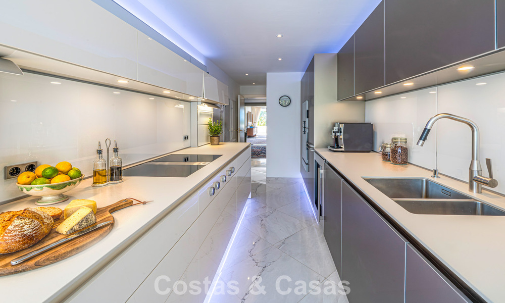 Ático dúplex de alta gama en venta en un exclusivo complejo de golf en Nueva Andalucía, Marbella 800966