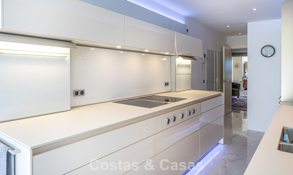 Ático dúplex de alta gama en venta en un exclusivo complejo de golf en Nueva Andalucía, Marbella 800969