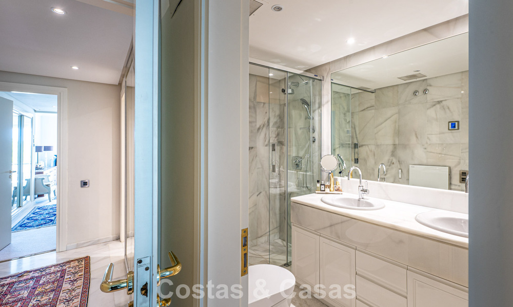 Ático dúplex de alta gama en venta en un exclusivo complejo de golf en Nueva Andalucía, Marbella 800978
