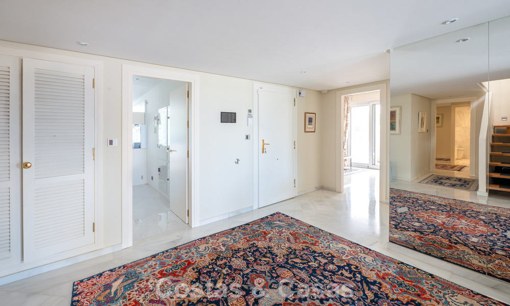 Ático dúplex de alta gama en venta en un exclusivo complejo de golf en Nueva Andalucía, Marbella 800980