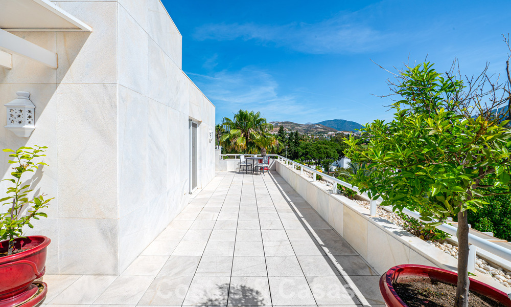 Ático dúplex de alta gama en venta en un exclusivo complejo de golf en Nueva Andalucía, Marbella 800985