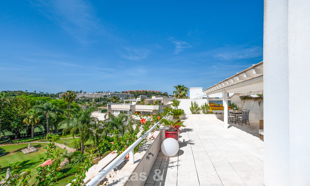 Ático dúplex de alta gama en venta en un exclusivo complejo de golf en Nueva Andalucía, Marbella 800986