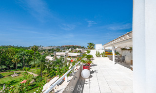 Ático dúplex de alta gama en venta en un exclusivo complejo de golf en Nueva Andalucía, Marbella 800986 
