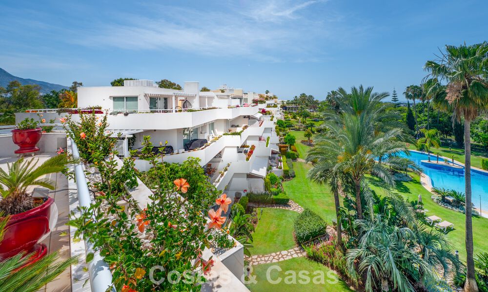 Ático dúplex de alta gama en venta en un exclusivo complejo de golf en Nueva Andalucía, Marbella 800988