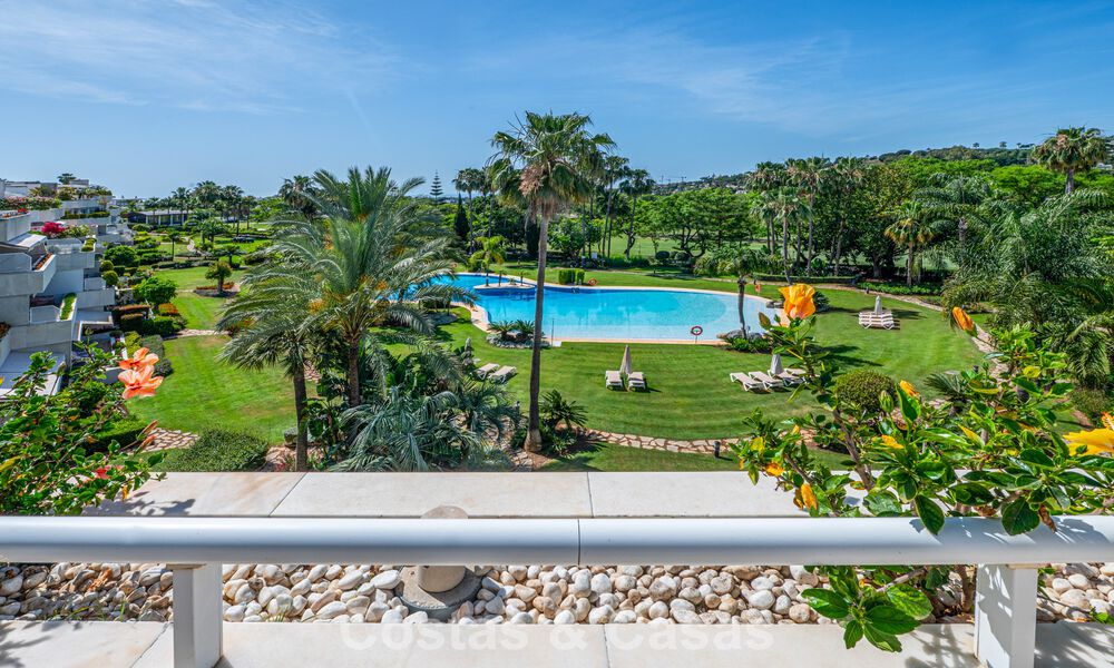 Ático dúplex de alta gama en venta en un exclusivo complejo de golf en Nueva Andalucía, Marbella 800989