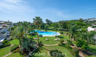 Ático dúplex de alta gama en venta en un exclusivo complejo de golf en Nueva Andalucía, Marbella 800990 