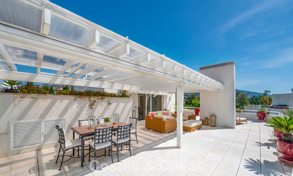 Ático dúplex de alta gama en venta en un exclusivo complejo de golf en Nueva Andalucía, Marbella 800991