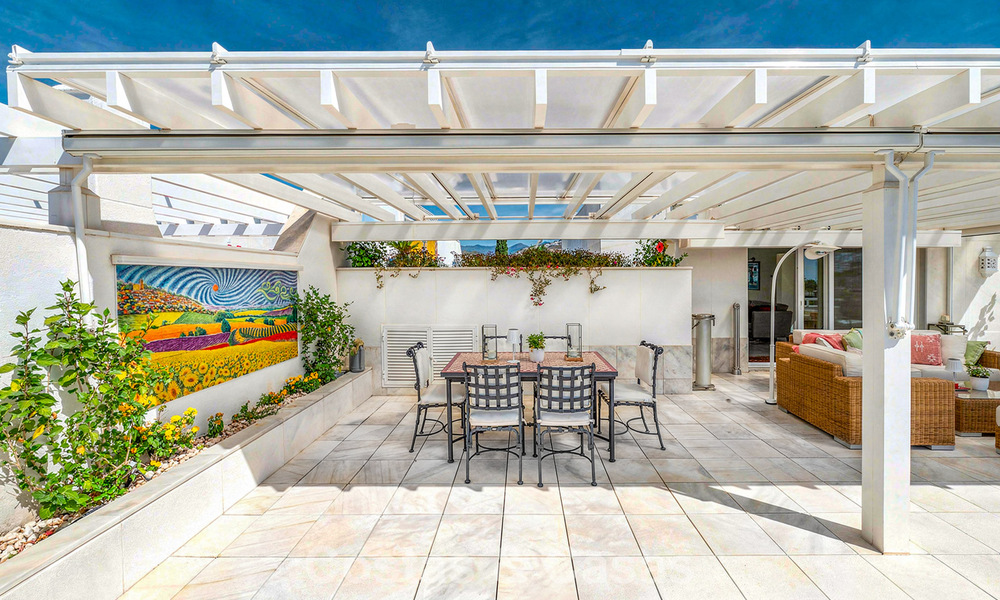 Ático dúplex de alta gama en venta en un exclusivo complejo de golf en Nueva Andalucía, Marbella 800992