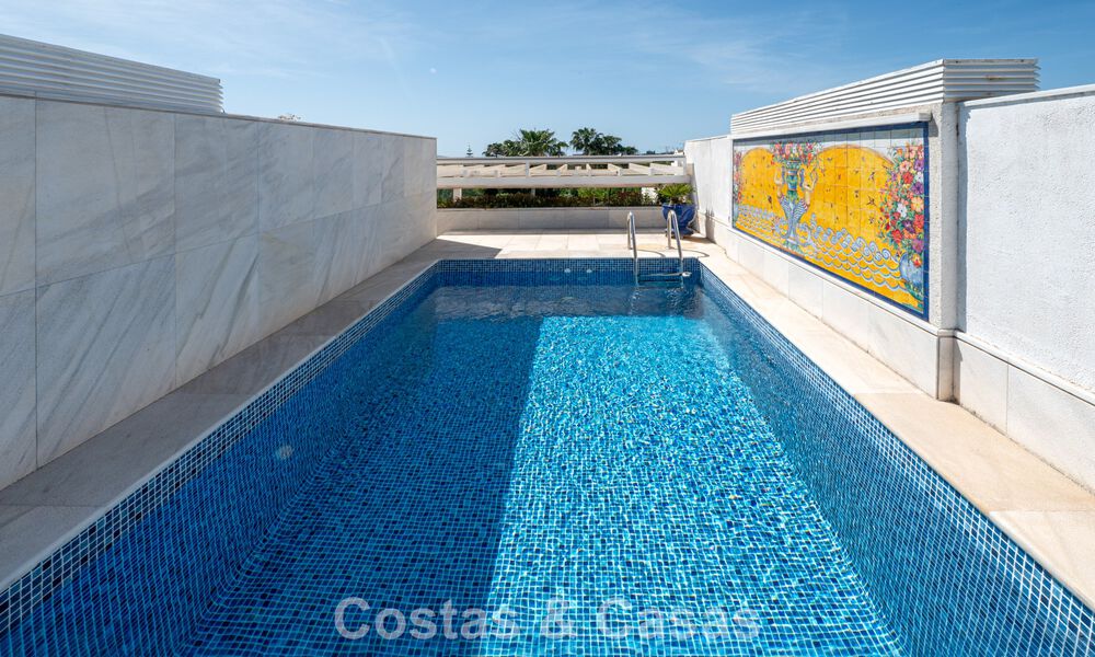 Ático dúplex de alta gama en venta en un exclusivo complejo de golf en Nueva Andalucía, Marbella 800996