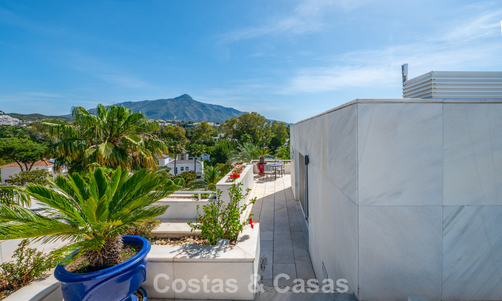 Ático dúplex de alta gama en venta en un exclusivo complejo de golf en Nueva Andalucía, Marbella 800997