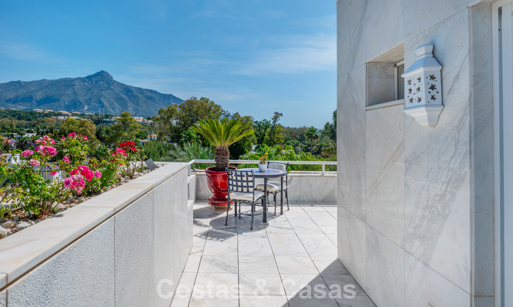 Ático dúplex de alta gama en venta en un exclusivo complejo de golf en Nueva Andalucía, Marbella 800999