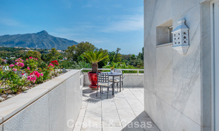 Ático dúplex de alta gama en venta en un exclusivo complejo de golf en Nueva Andalucía, Marbella 800999 